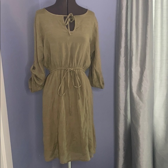 Alex and Parker Dresses & Skirts - Alex & Parker dress size medium light olive dress